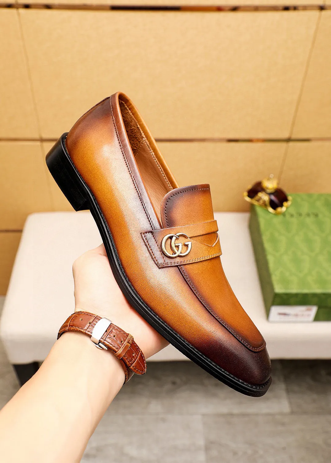 Men's shoes 💰400 💐 Product trademark: GUCCI "Gucci" casual leather shoes Regular size: 39-44 (38.45.46🉑️Customized) Product materials: Selected imported first-layer calfskin upper + luxury hardware buckle, imported 🐑 sheepskin lining. Strong three-dimensional visual effect, combined outsole Color: 2⃣️colors available